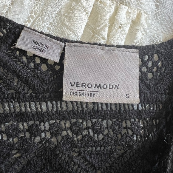 Vero Moda crocheted lace top - sz sm - Picture 2 of 2